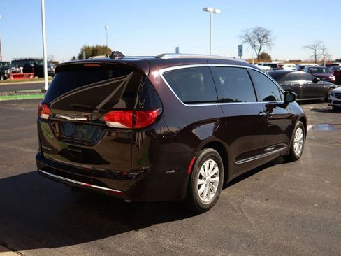 Used 2019 Chrysler Pacifica Touring-L image 5