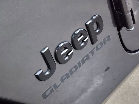 Used 2021 Jeep Gladiator Sport image 25