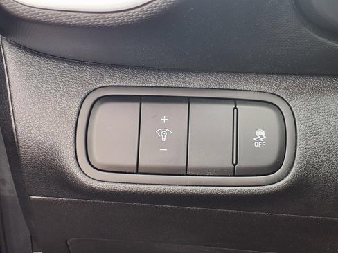 Used 2024 Hyundai Venue Limited FWD image 6