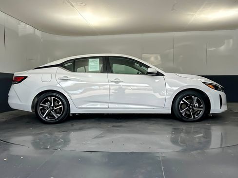 Used 2024 Nissan Sentra SV FWD image 2