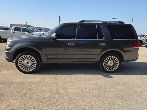 Used 2016 Lincoln Navigator Select RWD image 6
