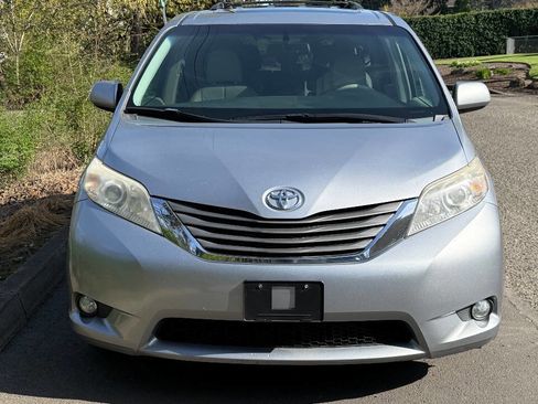 Used 2012 Toyota Sienna XLE w/ Premium Pkg FWD image 9