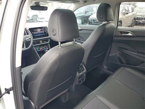 Certified 2025 Volkswagen Taos SE image 9