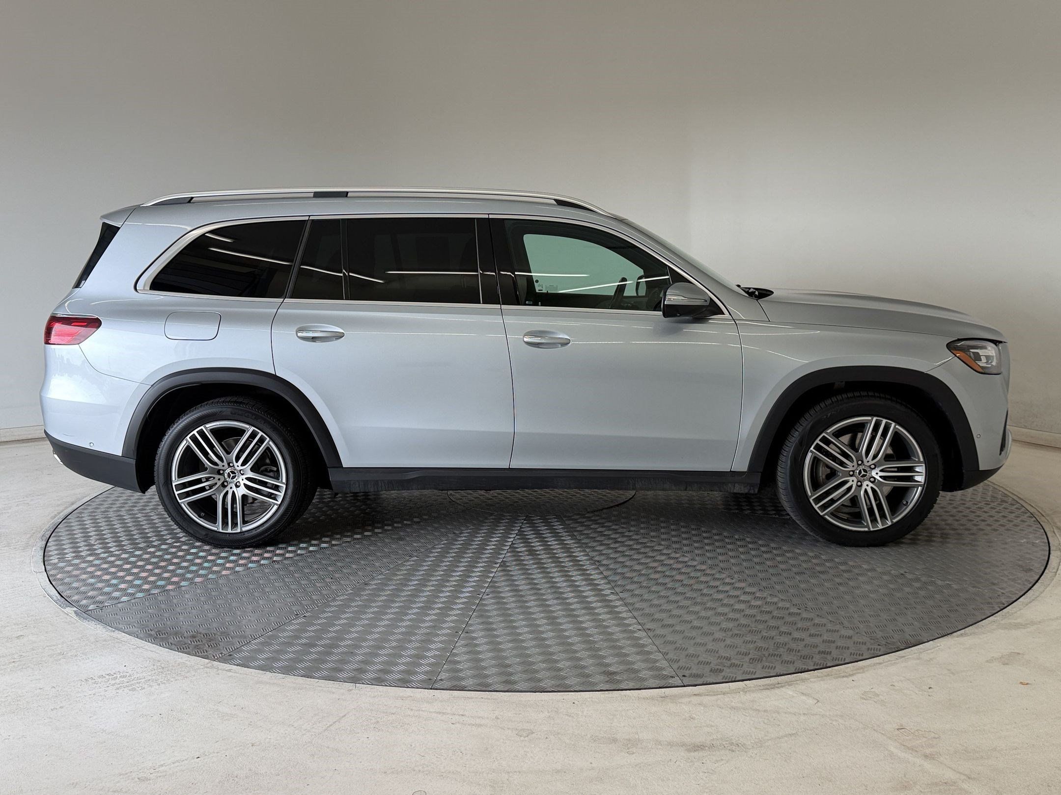 Used 2025 Mercedes-Benz GLS 450 4MATIC image 8