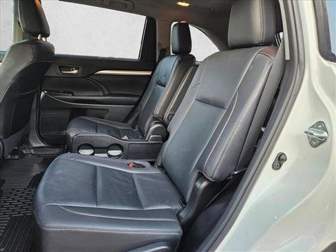 Used 2019 Toyota Highlander XLE AWD/4WD image 16