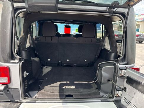 Used 2014 Jeep Wrangler Unlimited Sahara w/ Dual Top Group AWD/4WD image 5