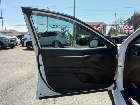 Used 2020 Toyota Camry SE image 9