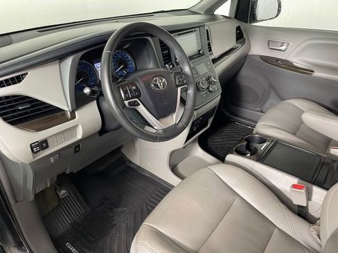 Used 2018 Toyota Sienna XLE image 3