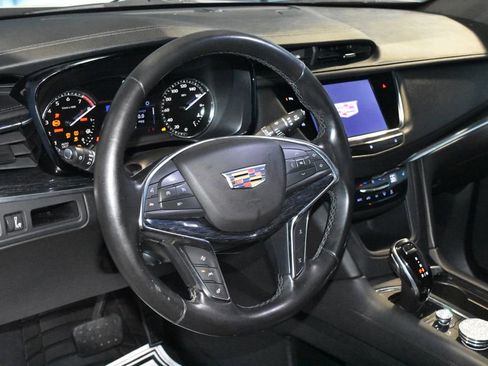 Used 2020 Cadillac XT5 Premium Luxury FWD image 2
