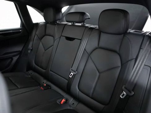 Certified 2025 Porsche Macan image 30