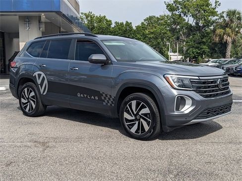 Used 2025 Volkswagen Atlas SE image 2