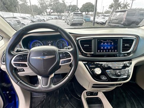 Used 2018 Chrysler Pacifica Touring-L image 12