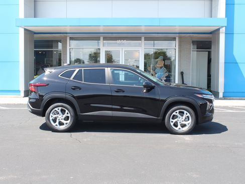 New 2026 Chevrolet Trax LS w/ LS Convenience Package FWD image 3