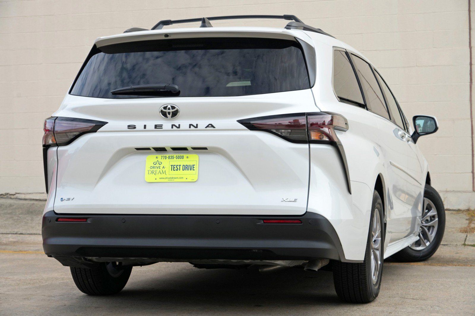 Used 2026 Toyota Sienna XLE FWD image 5