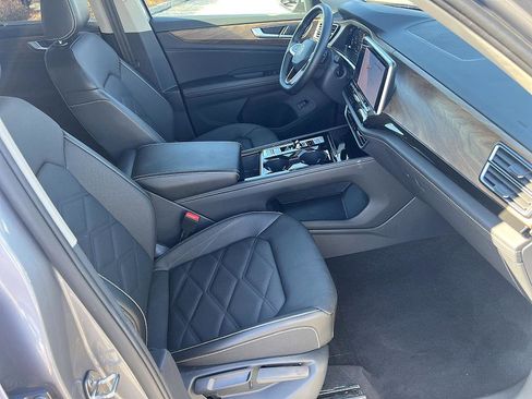 Used 2025 Volkswagen Atlas SE image 17