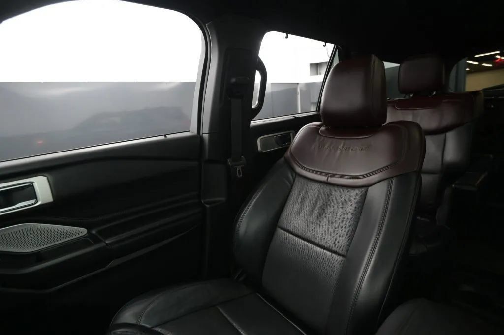 Used 2020 Ford Explorer Platinum w/ Premium Technology Package AWD/4WD image 32