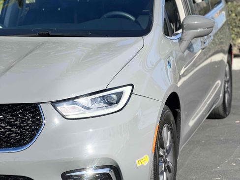 Used 2022 Chrysler Pacifica Touring-L image 60