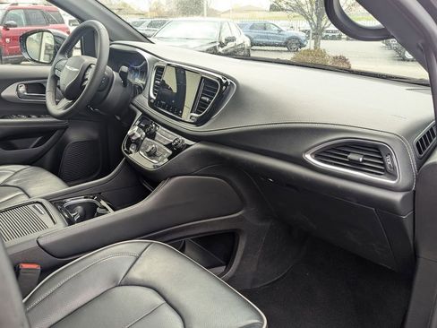 Used 2025 Chrysler Pacifica Limited FWD image 28