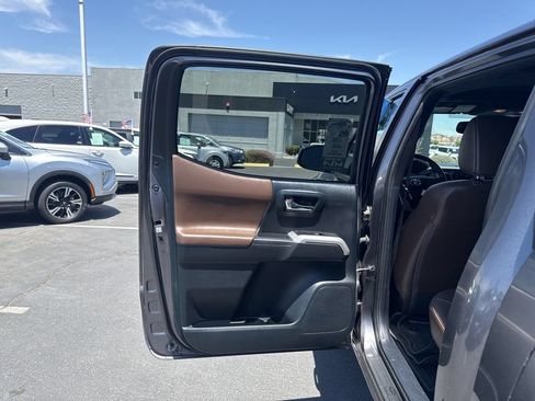 Used 2016 Toyota Tacoma Limited w/ Towing Package AWD/4WD image 17