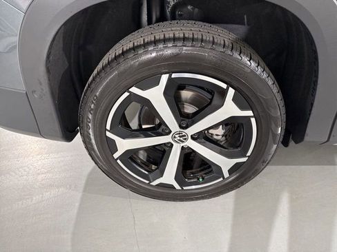 Used 2025 Volkswagen Tiguan SE image 15