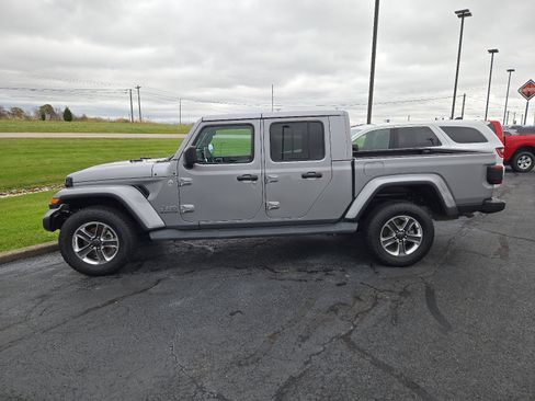 Used 2020 Jeep Gladiator Overland image 2