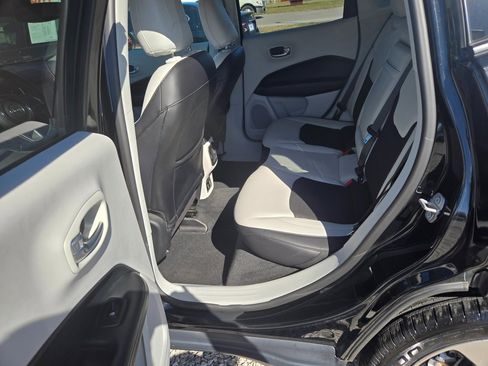 Used 2017 Jeep Compass Latitude w/ Popular Equipment Group image 8