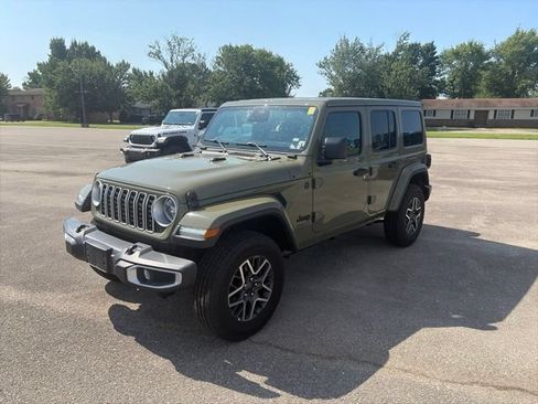 Used 2026 Jeep Wrangler Unlimited Sahara AWD/4WD image 2