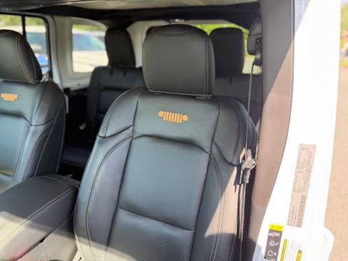 Used 2025 Jeep Wrangler Unlimited Sahara w/ Technology Group AWD/4WD image 6