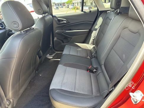 Used 2025 Chevrolet Trax LT w/ LT Convenience Package FWD image 11