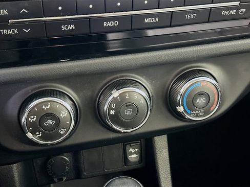 Used 2015 Toyota Corolla L image 17