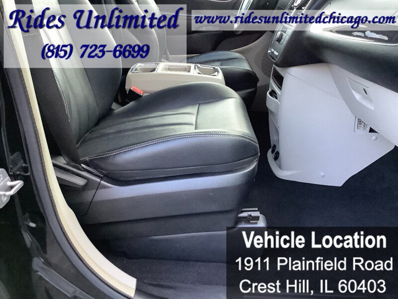 Used 2014 Chrysler Town & Country Touring FWD image 29