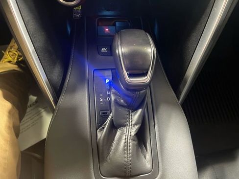 Used 2023 Toyota Venza LE image 19