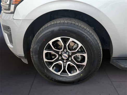 Used 2024 Ford Expedition Max XLT image 9
