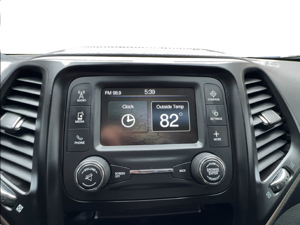 Used 2018 Jeep Cherokee Latitude w/ Altitude Package FWD image 41