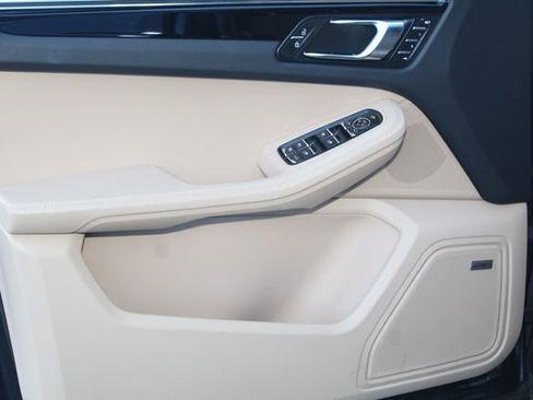 Certified 2025 Porsche Macan image 23