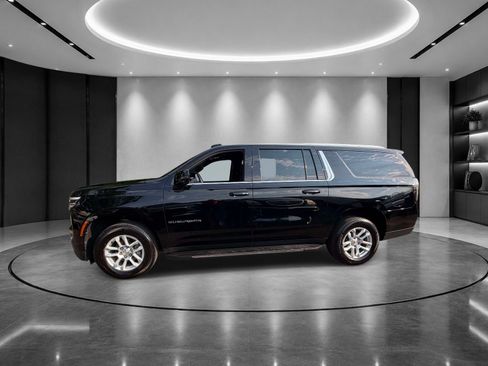 Used 2026 Chevrolet Suburban LT w/ Comfort Package AWD/4WD image 3