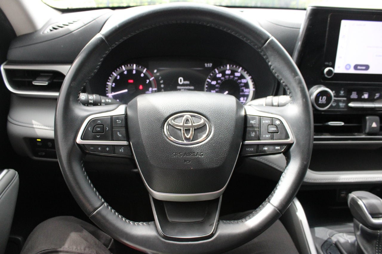 Used 2024 Toyota Highlander LE AWD/4WD image 12