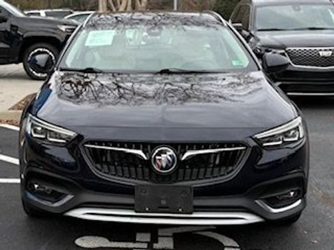Used 2018 Buick Regal Essence w/ Driver Confidence Package #1 image 3