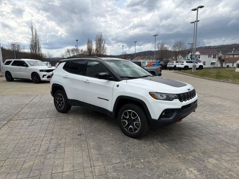 Used 2025 Jeep Compass Trailhawk AWD/4WD image 2