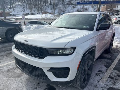 Used 2023 Jeep Grand Cherokee Altitude image 2