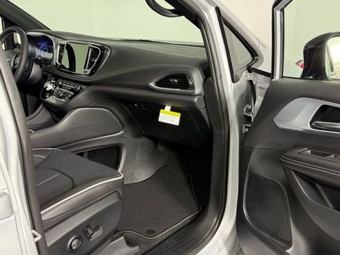New 2026 Chrysler Pacifica Limited image 33