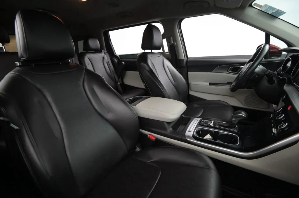 Used 2023 Kia Carnival LX FWD image 49