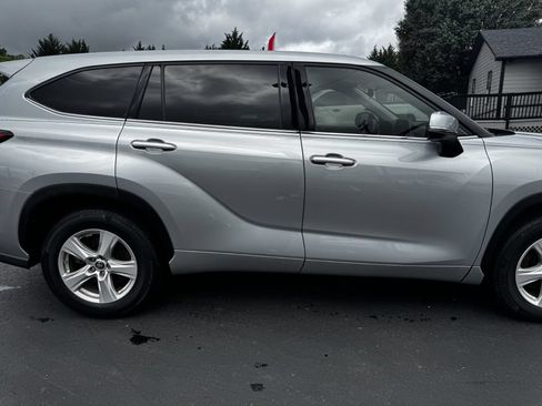 Used 2021 Toyota Highlander LE FWD image 11