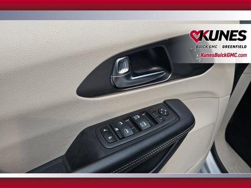 Used 2023 Chrysler Pacifica Touring-L FWD image 15