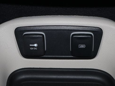 Used 2018 Chrysler Pacifica Touring-L w/ Premium Audio Group FWD image 32