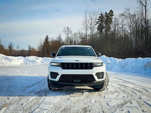 New 2025 Jeep Grand Cherokee Altitude image 9