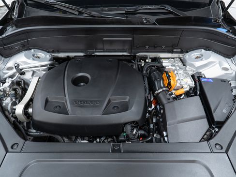 Used 2024 Volvo XC90 T8 Plus w/ Protection Package Premier image 9