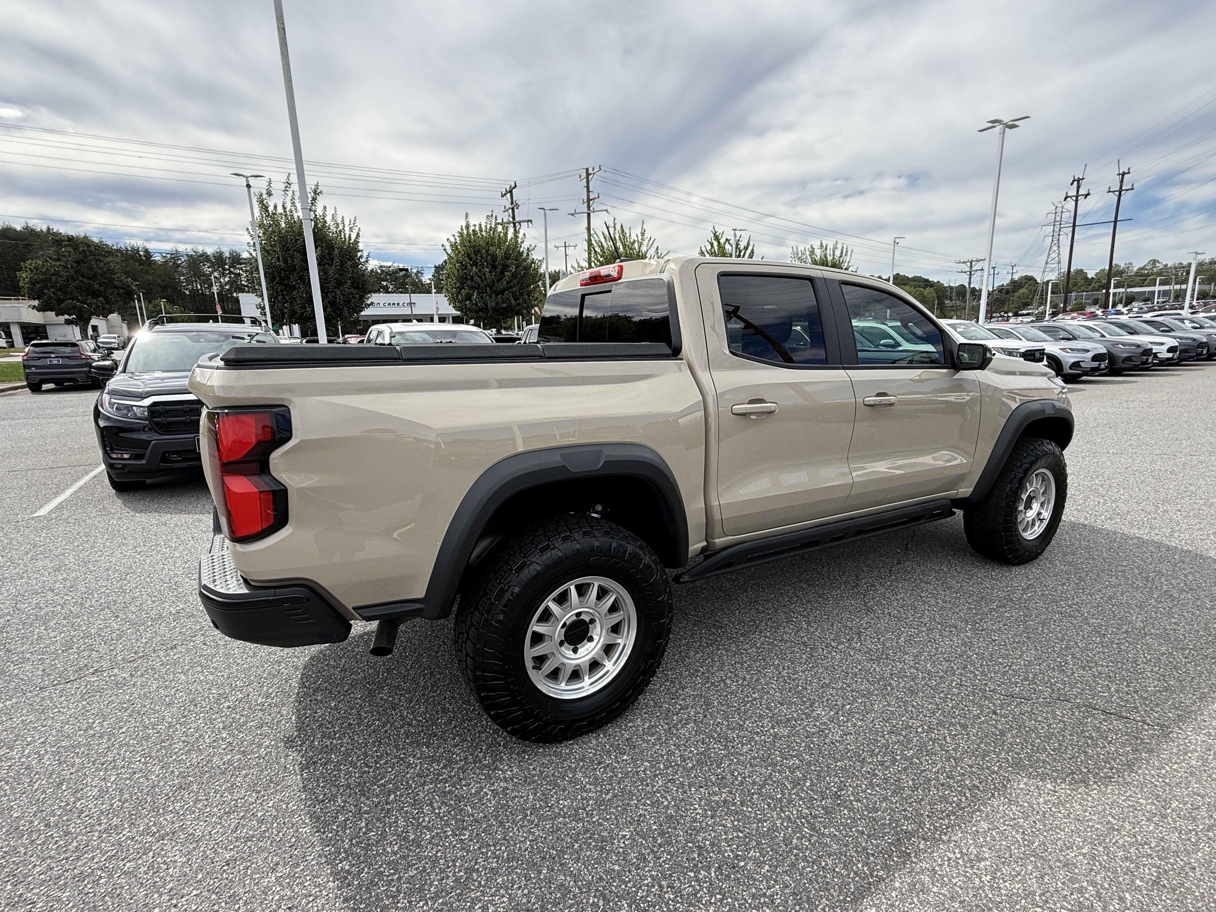 Used 2024 Chevrolet Colorado ZR2 w/ Technology Package AWD/4WD image 13