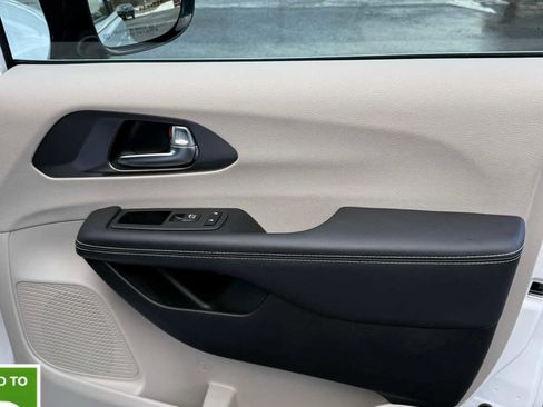 Certified 2024 Chrysler Pacifica Touring-L image 10