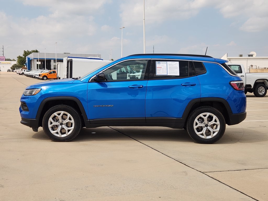 Used 2025 Jeep Compass Latitude AWD/4WD image 4